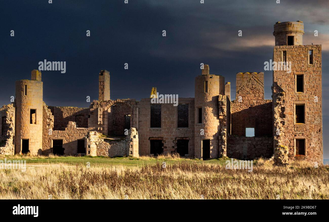 Slains Castle Cruden Bay Aberdeenshire Schottland das Schloss erhebt Mauern und Fenster Stockfoto