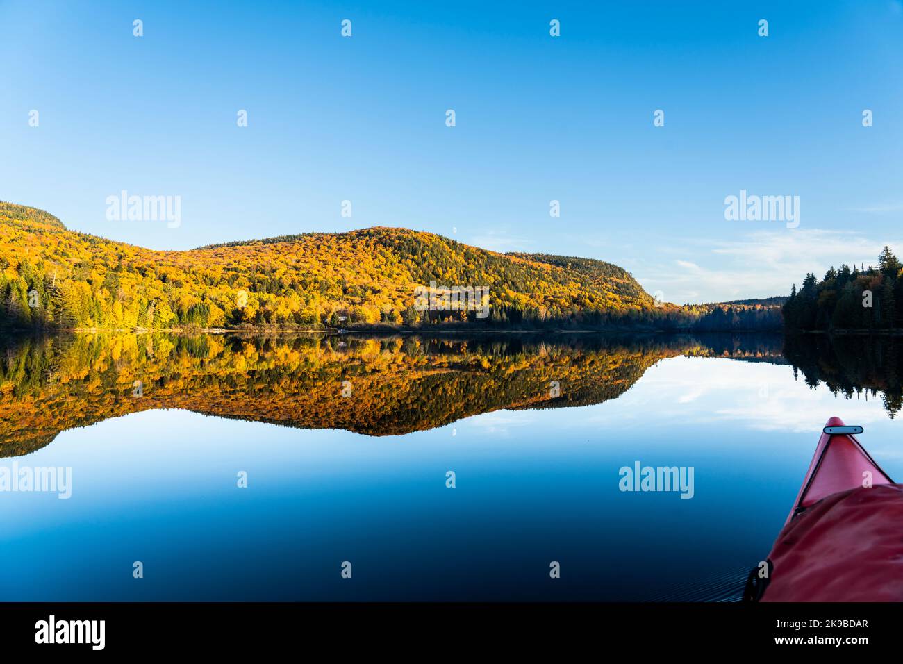Kajakfahren auf einem wunderschönen See während der Herbstfarben bei Sonnenuntergang Stockfoto