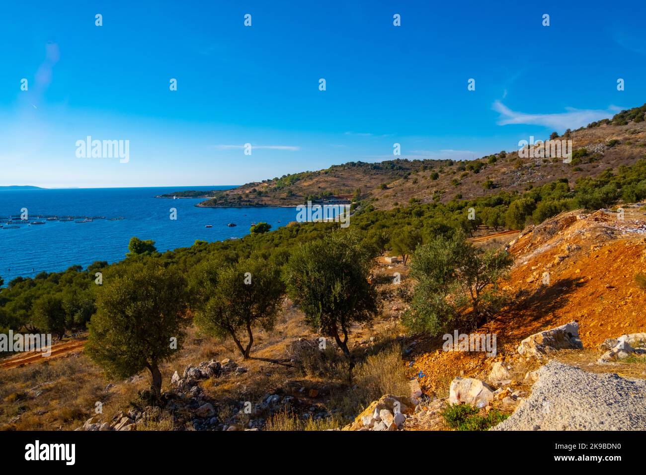 Blick auf die Bucht in Ksamil. Ionisches Meer in Albanien Stockfoto