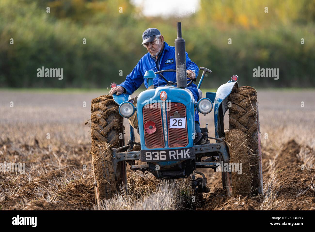 Oldtimer-Traktor bei einem Pflügespiel in Medstead, Hampshire, Großbritannien Stockfoto