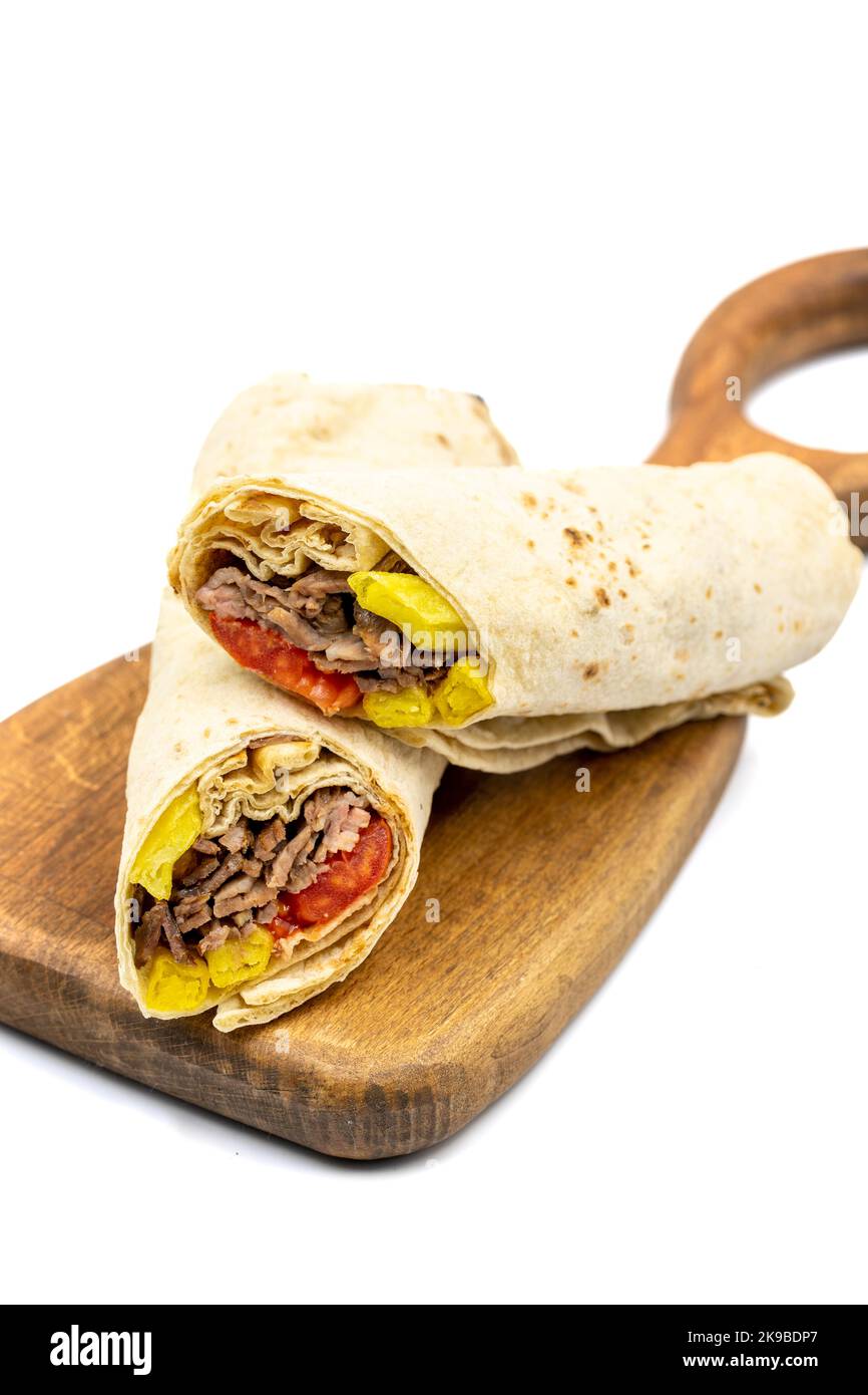 Türkische Fleisch Döner Wrap isoliert auf weißem Hintergrund. Traditionelle Aromen. Döner Kebab aus Rind und Lamm. Nahaufnahme Stockfoto