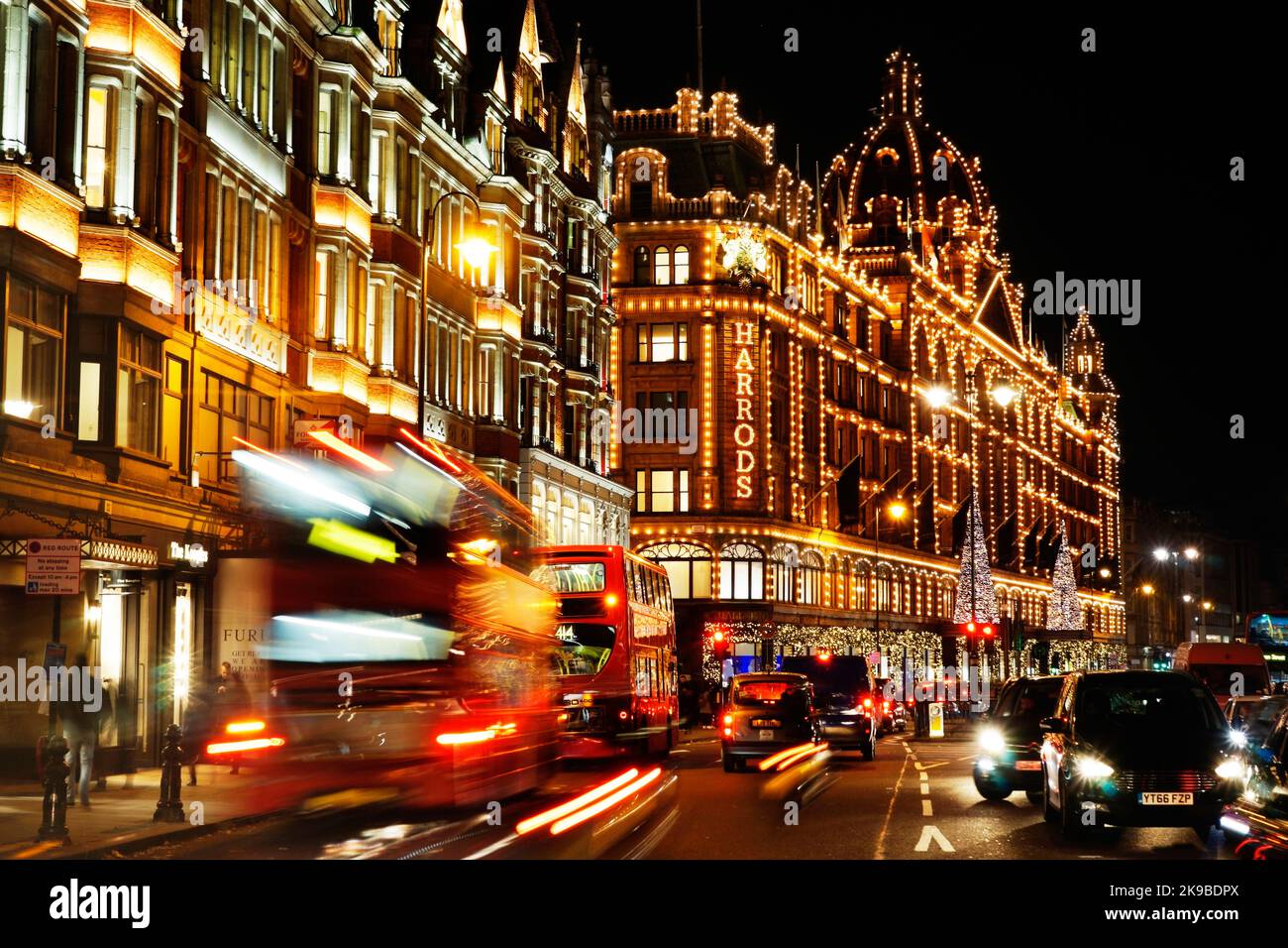 LONDON - NOV 28 : Nachtansicht von Harrods mit weihnachtsdekoration am 28. Nov 2016, London, UK. Dieses Kaufhaus wurde um 1824 Uhr eröffnet und ist es jetzt Stockfoto