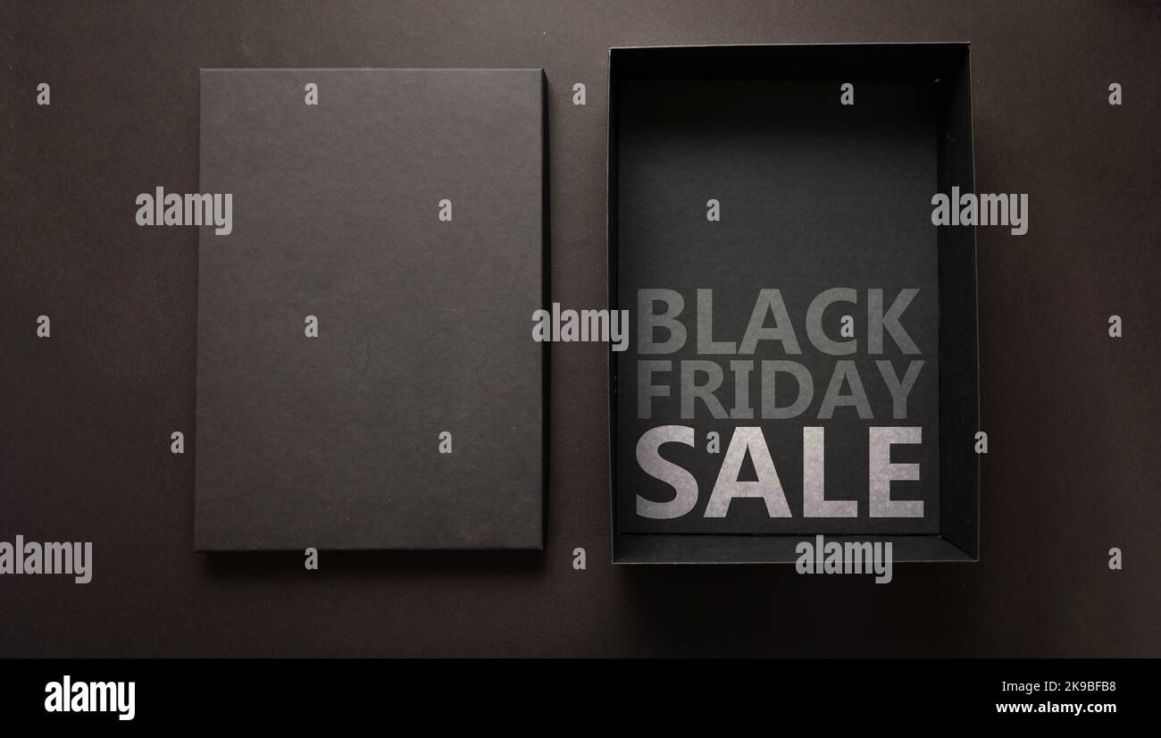 Black Friday Sale Text auf einem Karton Einkaufsbox und leerem Cover, Kopierraum. Speichern Sie die Werbevorlage, Draufsicht Stockfoto