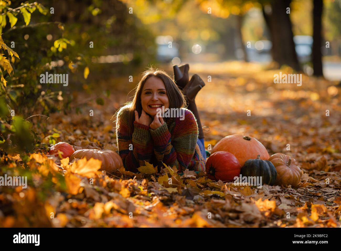 Porträt einer glücklichen Frau mit Kürbissen in der Hand. Stockfoto