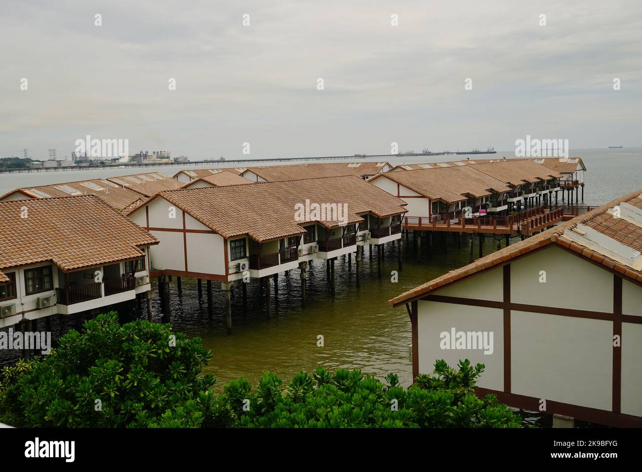 Wunderschönes Wasser-Chalet auf dem Meerwasser Stockfoto