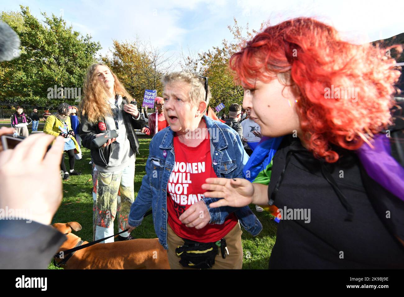 Edinburgh, Schottland, Großbritannien. 27. Oktober 2022. IM BILD: Trans-Rights-Protest vor dem schottischen Parlament, Holyrood an dem Tag, an dem die MSPs auf der ersten Bühne des Gesetzes zur Genderanerkennung (Scotland) abstimmen. Redner und Demonstranten äußerten sich, um ihre Meinung mit Plakaten, Schildern und Flaggen zu äußern. Quelle: Colin Fisher/Alamy Live News Stockfoto