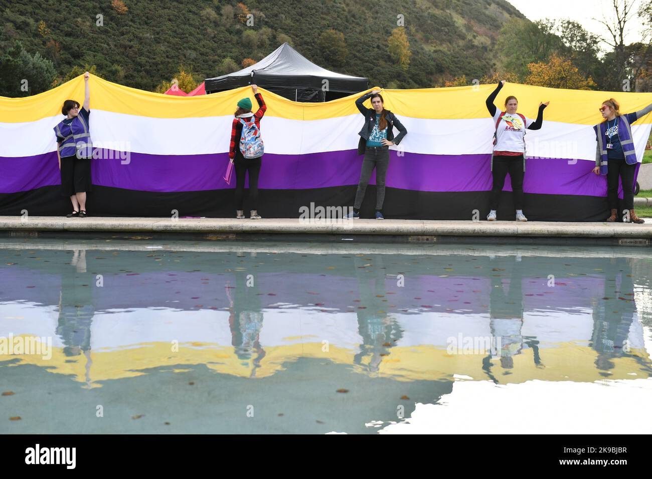 Edinburgh, Schottland, Großbritannien. 27. Oktober 2022. IM BILD: Trans-Rights-Protest vor dem schottischen Parlament, Holyrood an dem Tag, an dem die MSPs auf der ersten Bühne des Gesetzes zur Genderanerkennung (Scotland) abstimmen. Redner und Demonstranten äußerten sich, um ihre Meinung mit Plakaten, Schildern und Flaggen zu äußern. Quelle: Colin Fisher/Alamy Live News Stockfoto