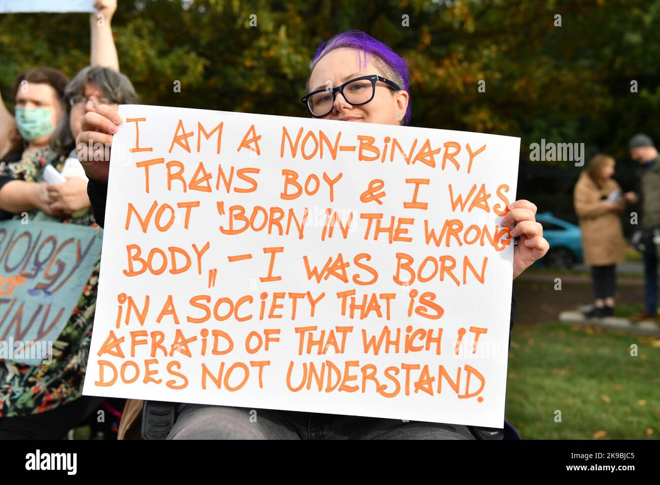 Edinburgh, Schottland, Großbritannien. 27. Oktober 2022. IM BILD: Trans-Rights-Protest vor dem schottischen Parlament, Holyrood an dem Tag, an dem die MSPs auf der ersten Bühne des Gesetzes zur Genderanerkennung (Scotland) abstimmen. Redner und Demonstranten äußerten sich, um ihre Meinung mit Plakaten, Schildern und Flaggen zu äußern. Quelle: Colin Fisher/Alamy Live News Stockfoto