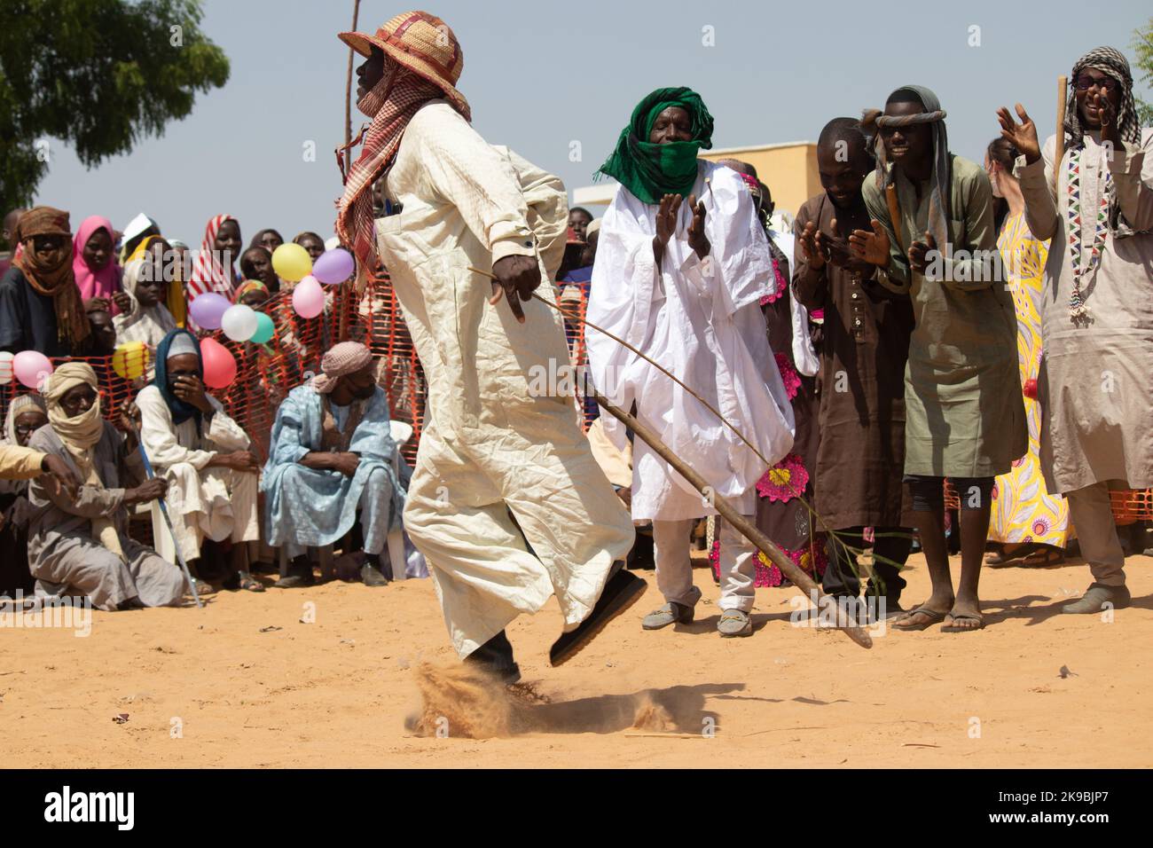Afrikanische Stämme, Nigeria, Borno State, Maiduguri Stadt. Fulani-Stammesmitglieder traditionell in Stammeszeremonie gekleidet, traditionell gekleidet Stockfoto