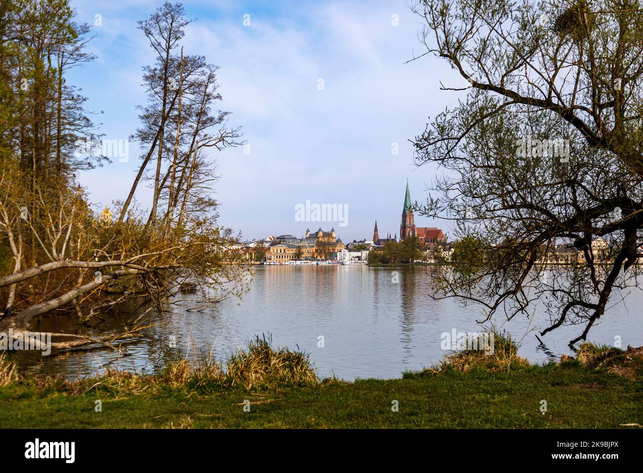 Blick über den Schweriner See bis zur Kathedrale St. Mary und St. John Stockfoto