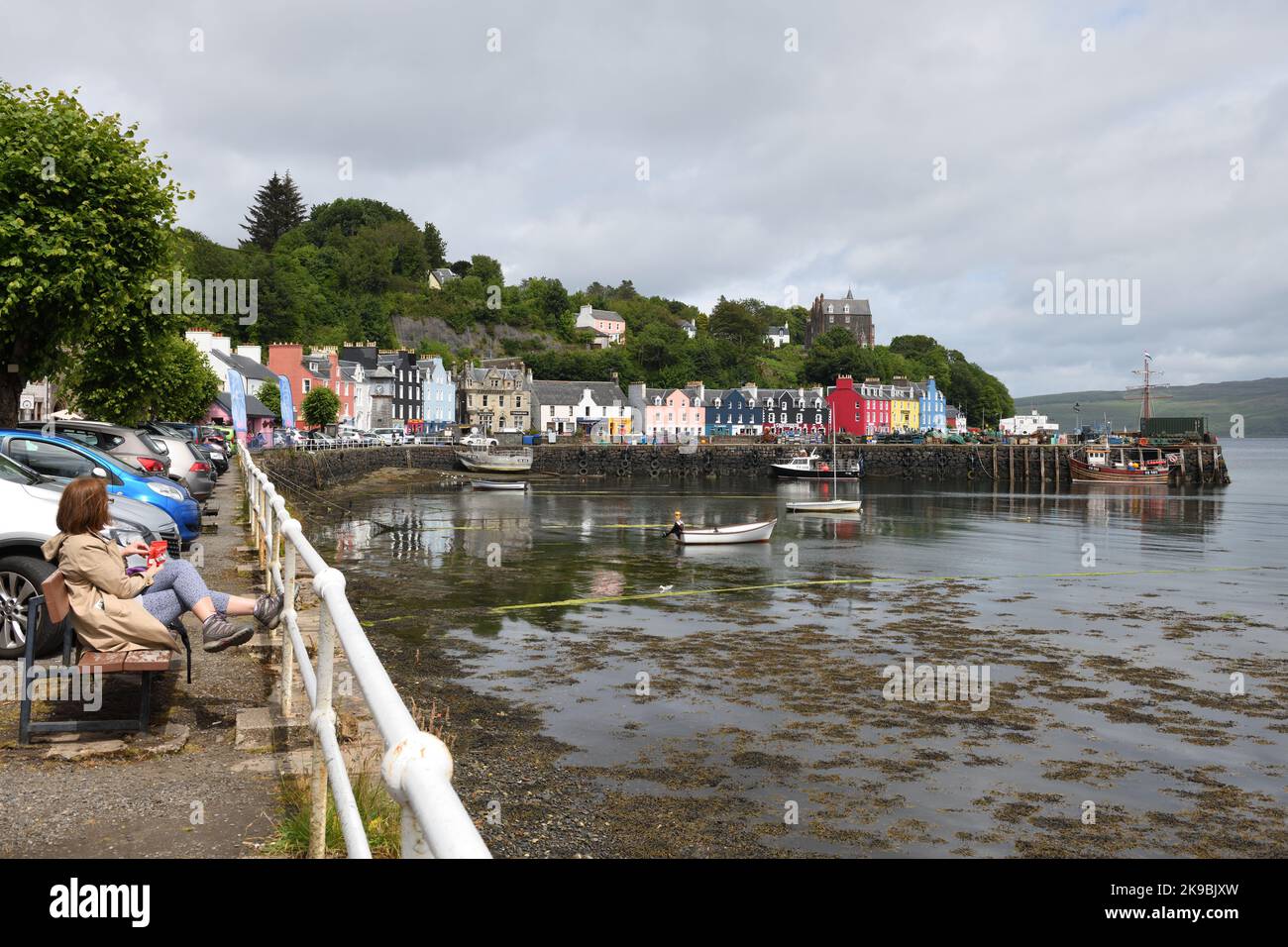 Die Hafenstadt Tobermory mit ihren markanten farbigen Häusern in den Inneren Hebriden, Schottland, Großbritannien Stockfoto