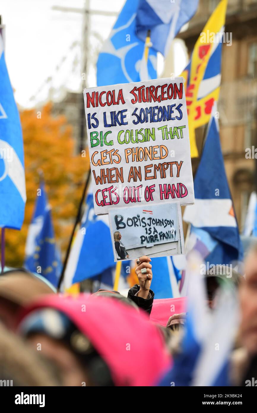 Ein Plakat auf einer Unabhängigkeitskundgebung mit den Worten „Boris Johnson ist eine reine fanny“ und ein Witz über Nicola Sturgeons Opposition. Stockfoto