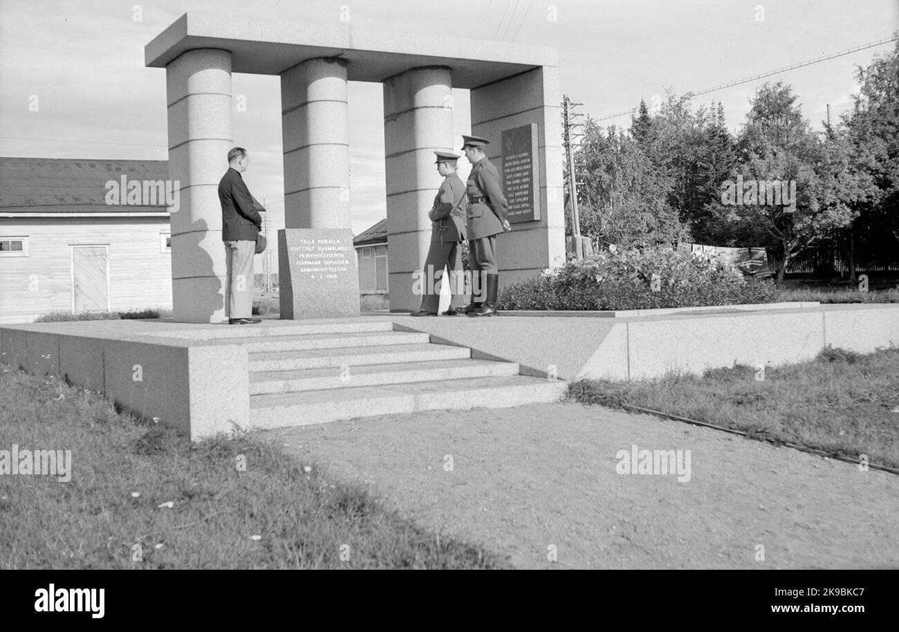 Finnisches Denkmal für die Schlacht von Torneå am 6/2 1918, errichtet 1938. Der ursprüngliche Text wurde 1946 nach einer Entscheidung der finnischen Regierung gestrichen, als er als politisch unangemessen galt und durch einen neuen ersetzt wurde. 1991 wurde der alte Stein wieder hergestellt. Stockfoto