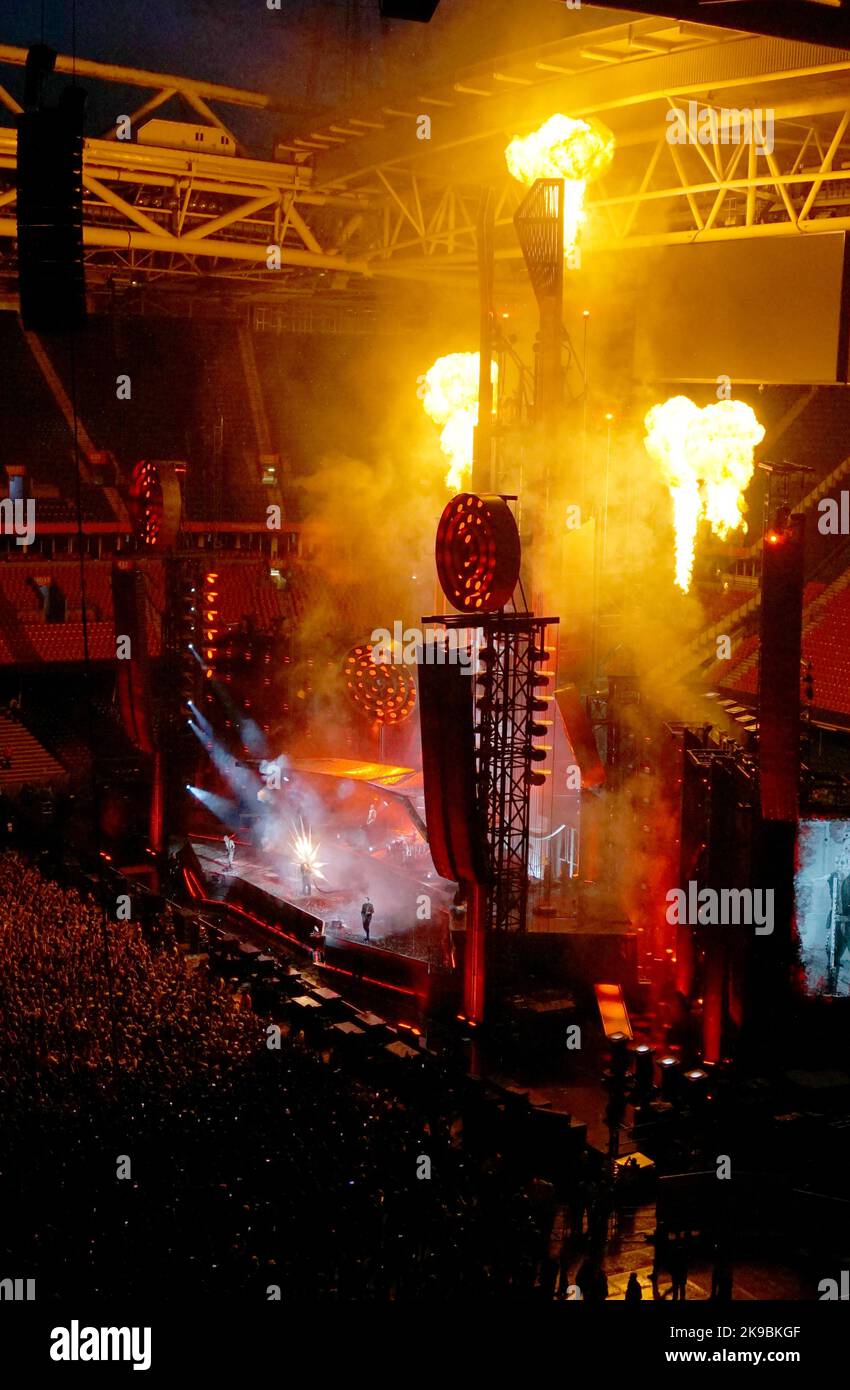 Rammstein beim Auftritt im Fürstentum Stadium, Cardiff, Juni 30. 2022. Dies war ihre viel verzögerte Europa-Stadion-Tour, die wegen der covid Pandemie stattfand. Die Bühne war so groß, dass das Stadiondach offen gehalten werden musste, um alles unterzubringen, wobei die Flammen über die Dachebene hinausbranden. Lokale Nachrichten berichteten, dass der Lärm so laut war, dass die Polizei Berichte über Explosionen in 30 Meilen Entfernung erhielt. Der deutsche Industrial Metal Konzern war schon immer für seine aufwendigeren Bühnenbilder bekannt. Stockfoto