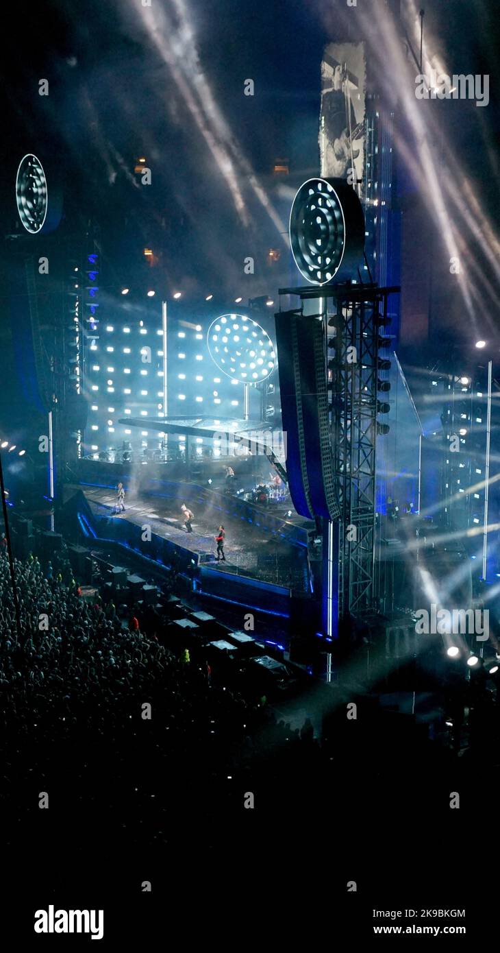 Rammstein beim Auftritt im Fürstentum Stadium, Cardiff, Juni 30. 2022. Dies war ihre viel verzögerte Europa-Stadion-Tour, die wegen der covid Pandemie stattfand. Die Bühne war so groß, dass das Stadiondach offen gehalten werden musste, um alles unterzubringen, wobei die Flammen über die Dachebene hinausbranden. Lokale Nachrichten berichteten, dass der Lärm so laut war, dass die Polizei Berichte über Explosionen in 30 Meilen Entfernung erhielt. Der deutsche Industrial Metal Konzern war schon immer für seine aufwendigeren Bühnenbilder bekannt. Stockfoto