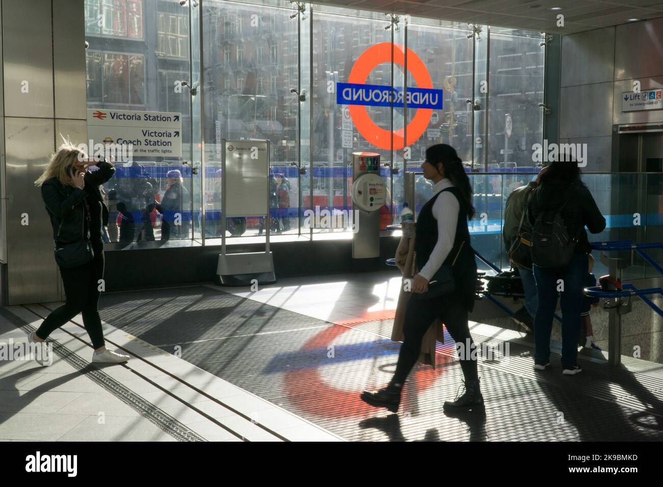 Wetter in Großbritannien, London, 26. Oktober 2022: Am Cardinal Place-Eingang zur Victoria-U-Bahnstation strömt Licht durch die Fenster und wirft das Bild der Transport for London Roundel auf den Boden. Während London voll von Familien ist, die das warme Wetter während der Halbzeit genießen, erwartet eine dunklere Zukunft mit RMT-Arbeitskampfmaßnahmen, die für den 5., 7. Und 9. November geplant sind. Anna Watson/Alamy Live News Stockfoto