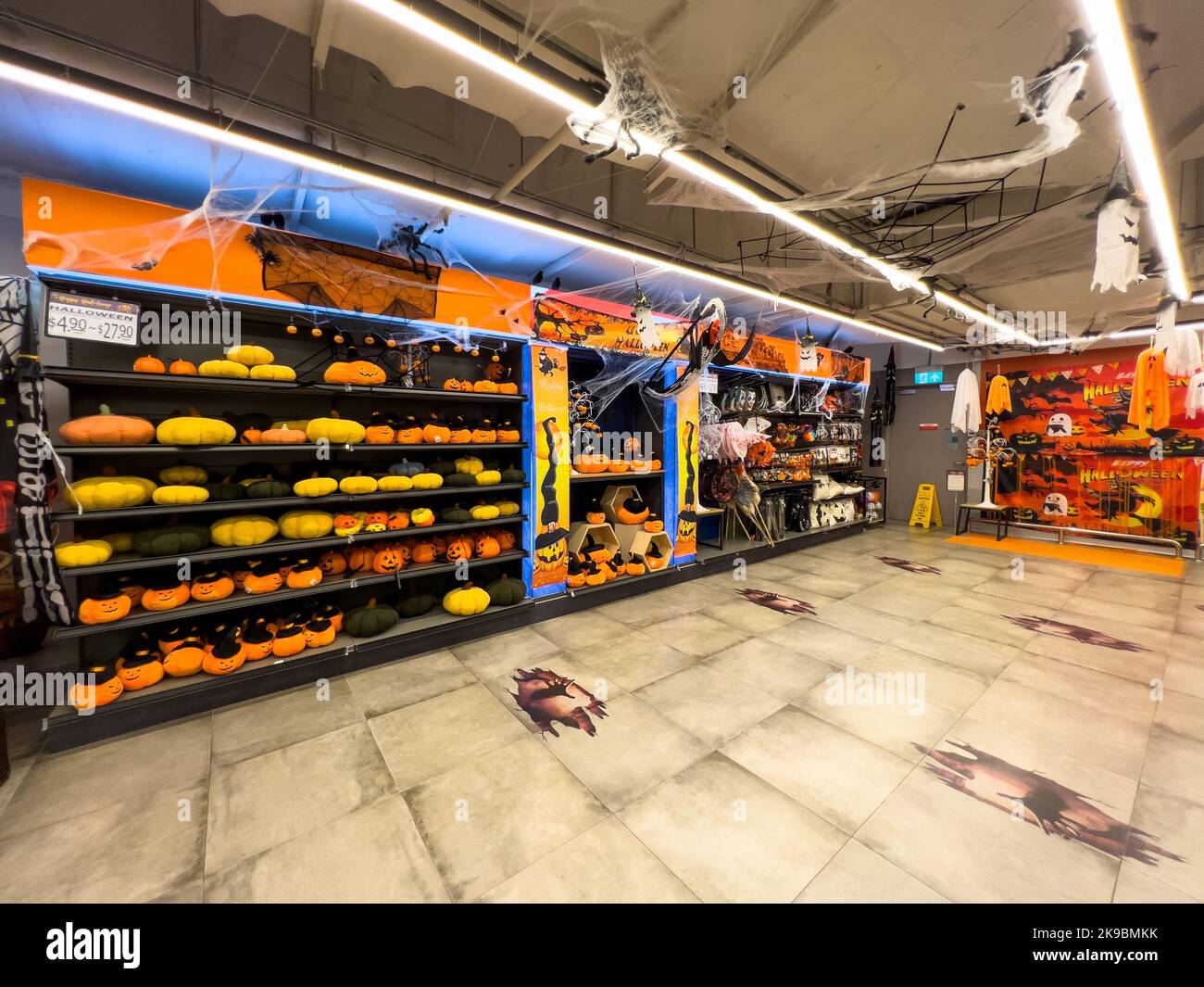 Halloween-Themenartikel Requisiten für den Verkauf in Regalen, Geister hängen an der Decke in einem Supermarkt. Singapur. Stockfoto