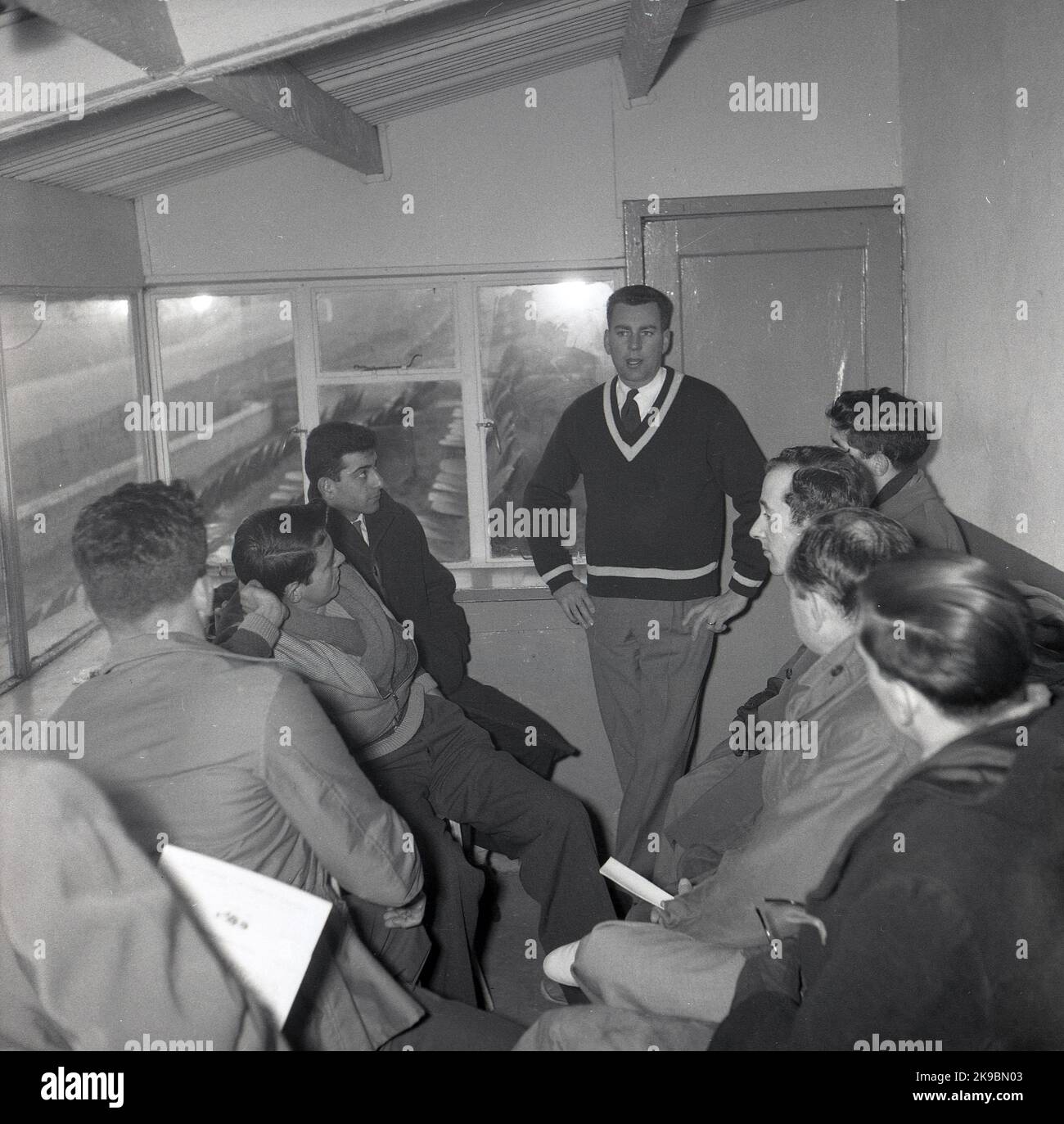1959, historisch, Motorsport, Ausbilder von der Cooper Driving School, bei einem Pre-Drive-Treffen in einer kleinen Trailside-Hütte mit den Schulfahrern, Brands Hatch, Kent, England, Großbritannien. Stockfoto