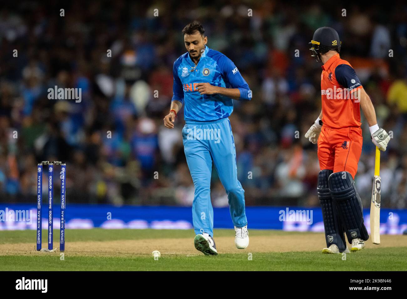 Axar Patel aus Indien spielte den Ball während des ICC-Cricket-Spiels der Männer Twenty20 der Weltmeisterschaft 2022 zwischen Indien und den Niederlanden am 27. Oktober 2022 auf dem Sydney Cricket Ground in Sydney. DAS BILD DARF NUR REDAKTIONELL VERWENDET WERDEN – ES DARF NICHT KOMMERZIELL VERWENDET WERDEN Stockfoto