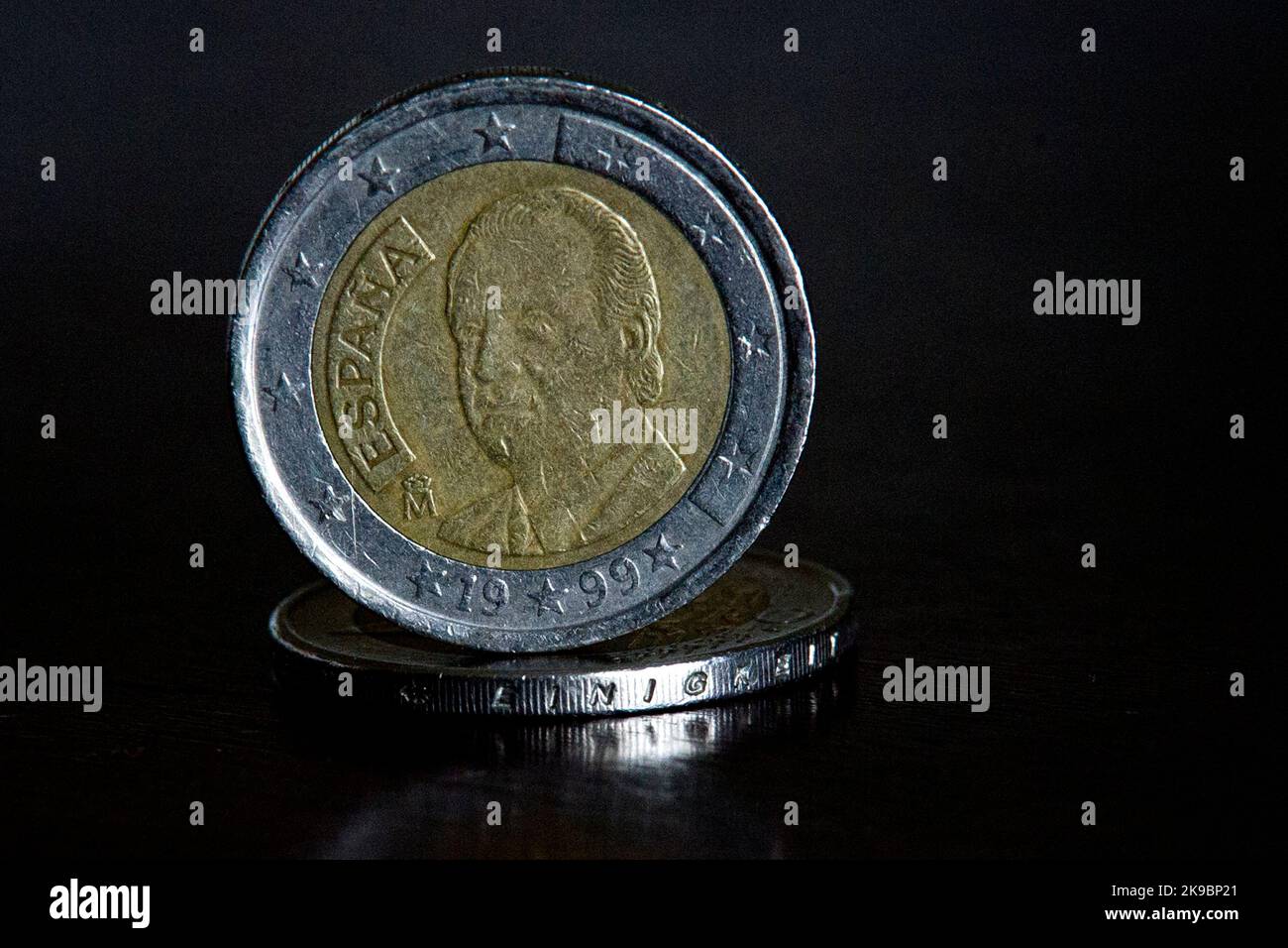 Zwei-Euro-Münze von 1999, spanische Gedenkmünze gewidmet König Juan Carlos I. Stockfoto