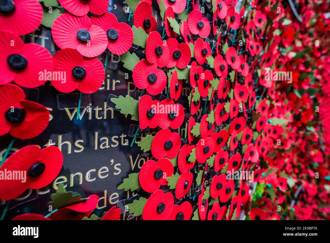 London, Großbritannien. 27. Oktober 2022. Der Poppy Appeal 2022 der Royal British Legion startet mit einer 6 Meter breiten Mohnwand, in der Geschichten von Veteranen, RBL-Begünstigten (viele von ihnen erhielten lebenslang Unterstützung) und ihren Familien - den Menschen hinter dem Mohn - zu sehen sind. Mitglieder der Öffentlichkeit wurden eingeladen, einen Papiermohn von der Wand zu nehmen, um die Geschichten aufzudecken. Die Wohltätigkeitsorganisation fordert die Menschen auf, in diesem Jahr einen Mohnbohns zu tragen, um zu zeigen, dass sie sich um sie kümmern und dass der Dienst und die Opfer des dienstenden Personals, der Veteranen und ihrer Familien nie vergessen werden. Kredit: Guy Bell/Alamy Live Nachrichten Stockfoto