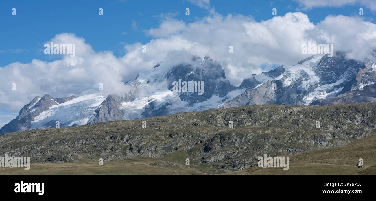 Panoramablick auf La Meije und den Gletscher mit Wolken Stockfoto