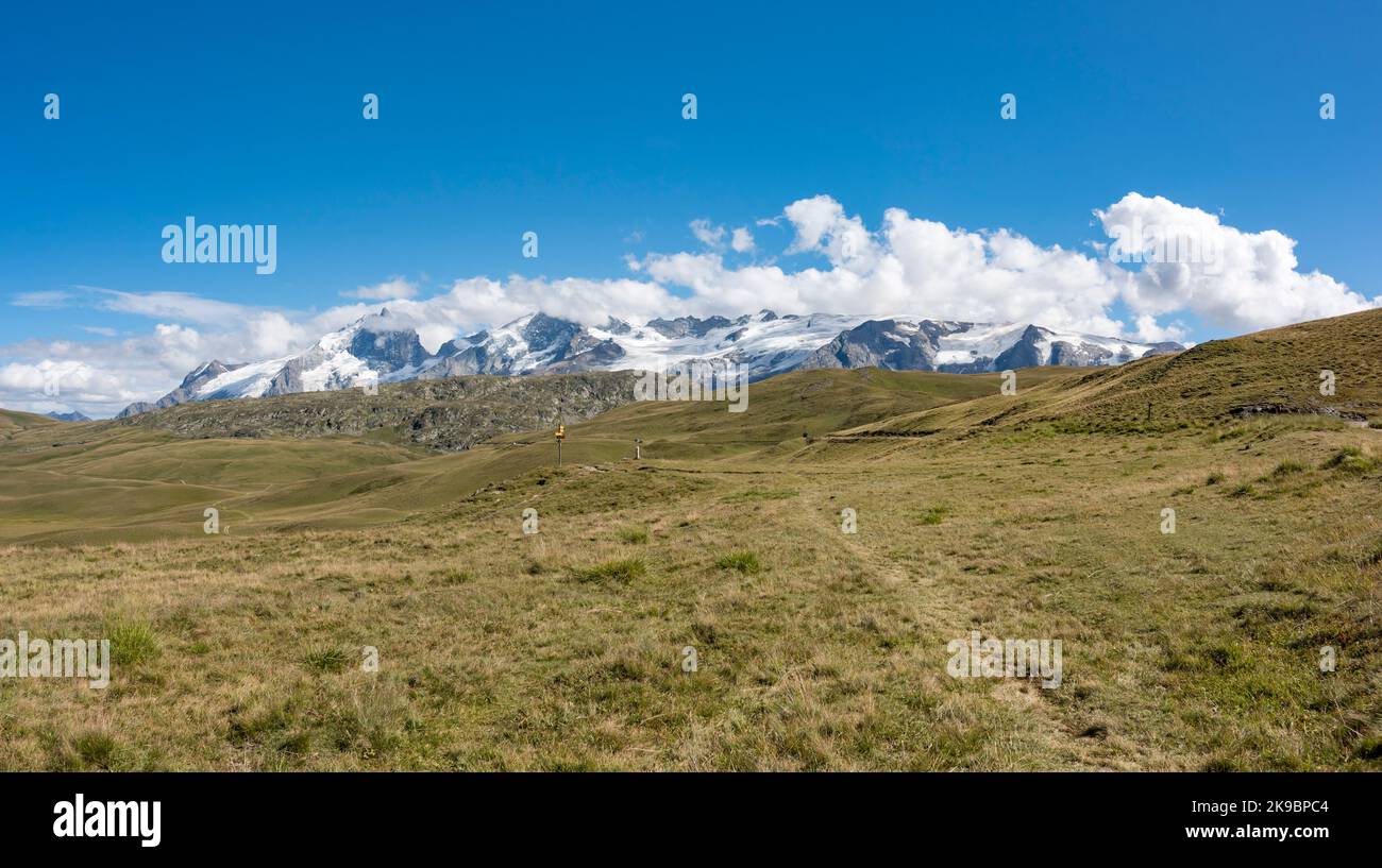 Panoramablick auf La Meije und den Gletscher mit Wolken Stockfoto
