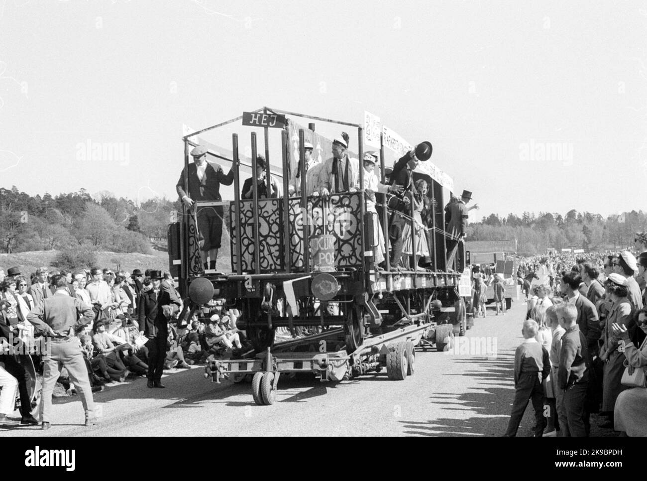 Die Staatsbahnen, SJ OE 86688. Studentenfasching in Gärdet in Stockholm. Offener Güterwagen auf Vagnbjörn geladen. Stockfoto