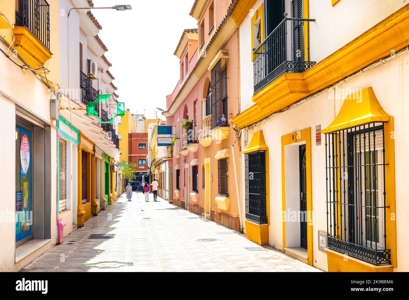 Farbenfrohe Häuser in der Calle del Angel in der spanischen Stadt an der Grenze zu Gibraltar, La Línea de la Concepción, Spanien Stockfoto