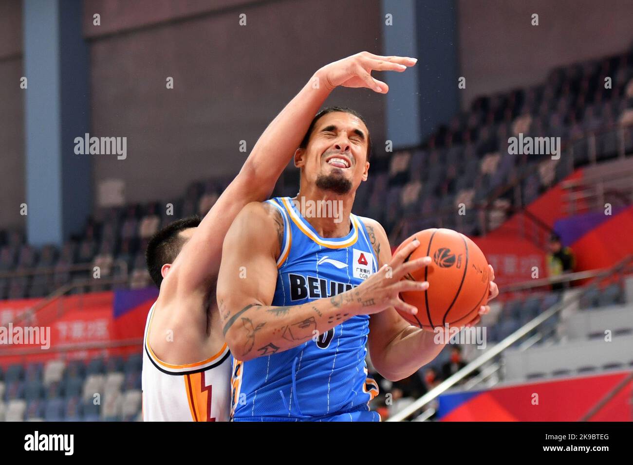 Hangzhou, Chinas Provinz Zhejiang. 27. Oktober 2022. Nick Johnson (R) von Beijing Ducks geht während des 8.-Runden-Spiels gegen Shanxi Loongs in der Saison 2022-2023 der Chinese Basketball Association (CBA) League in Hangzhou, der ostchinesischen Provinz Zhejiang, am 27. Oktober 2022 in einen Korb. Quelle: Chen Zhenhai/Xinhua/Alamy Live News Stockfoto