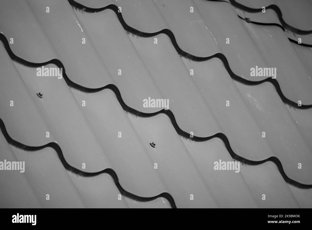 Graue Metallfliesen, Nahaufnahme des modernen Landhausdachs Stockfoto