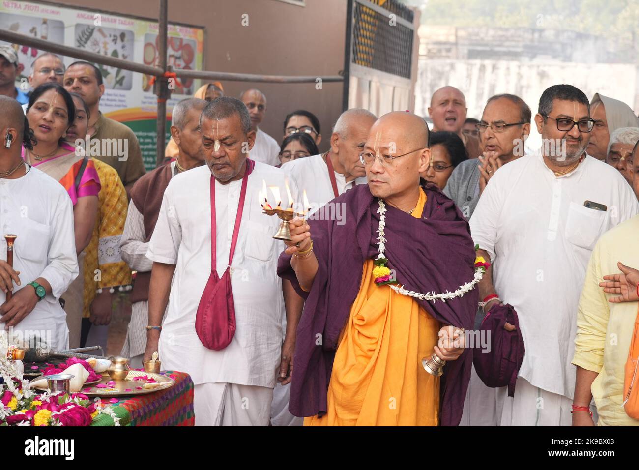 Vrindavan, Indien. 26. Oktober 2022. Anhänger des ISKCON-Tempels beten am glückverheißenden Tag von Goverdhan Puja, am Tag nach dem Diwali-Fest in Vrindavan am 26. Oktober 2022.Govardhan Puja ist eines der größten Feste im Monat Kartik, das auf dem Shukla Paksha Pratipad beobachtet wird, Wird mit großem Jubel in Shri Krishna Balaram mandir in Shridham Vrindavan gefeiert. An diesem Tag werden die Utsav Vigraha von Krishna Balaram nach Goshala gebracht, wo die Kühe mit Respekt verehrt werden. (Foto: Shashi Sharma/Pacific Press/Sipa USA) Quelle: SIPA USA/Alamy Live News Stockfoto