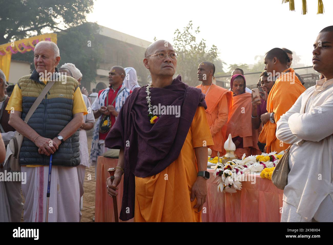 Vrindavan, Indien. 26. Oktober 2022. Anhänger des ISKCON-Tempels beten am glückverheißenden Tag von Goverdhan Puja, am Tag nach dem Diwali-Fest in Vrindavan am 26. Oktober 2022.Govardhan Puja ist eines der größten Feste im Monat Kartik, das auf dem Shukla Paksha Pratipad beobachtet wird, Wird mit großem Jubel in Shri Krishna Balaram mandir in Shridham Vrindavan gefeiert. An diesem Tag werden die Utsav Vigraha von Krishna Balaram nach Goshala gebracht, wo die Kühe mit Respekt verehrt werden. (Foto: Shashi Sharma/Pacific Press/Sipa USA) Quelle: SIPA USA/Alamy Live News Stockfoto