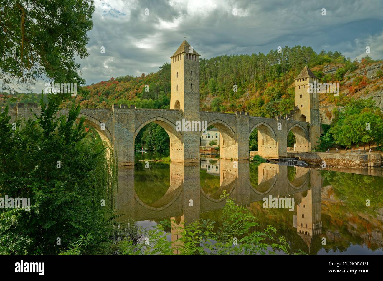 Die Pont Valentré über den Fluss Lot bei Cahors in der Region Oczitanien in Südfrankreich. Stockfoto
