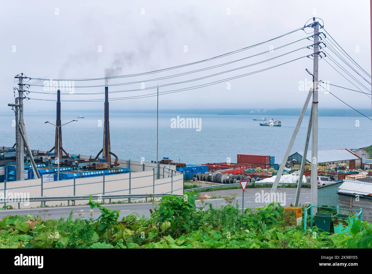 Yuzhno-Kurilsk, Russland - 01. August 2022: Dieselkraftwerk mit rauchenden Schornsteinen auf der Insel Stockfoto