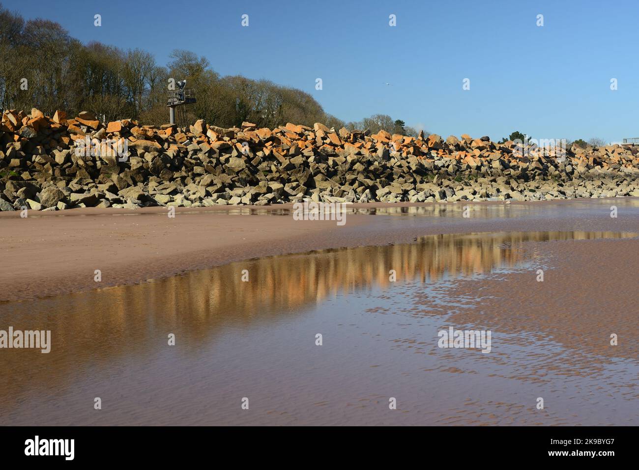 Felsrüstung entlang der Ufermauer bei Dawlish Warren. Stockfoto