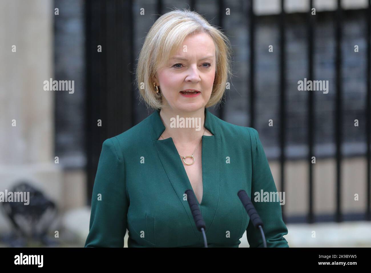 London, Großbritannien. 25. Oktober 2022. Die abteigte britische Premierministerin Liz Truss gibt ihre letzte Erklärung in der Downing Street vor nationalen und internationalen Medien ab. Der neue britische Premierminister Rishi Sunak wird nach einem Treffen mit König Charles im Buckingham Palace eine Erklärung abgeben. Rishi Sunak ist der erste nicht-weiße und der jüngste Premierminister. Kredit: SOPA Images Limited/Alamy Live Nachrichten Stockfoto