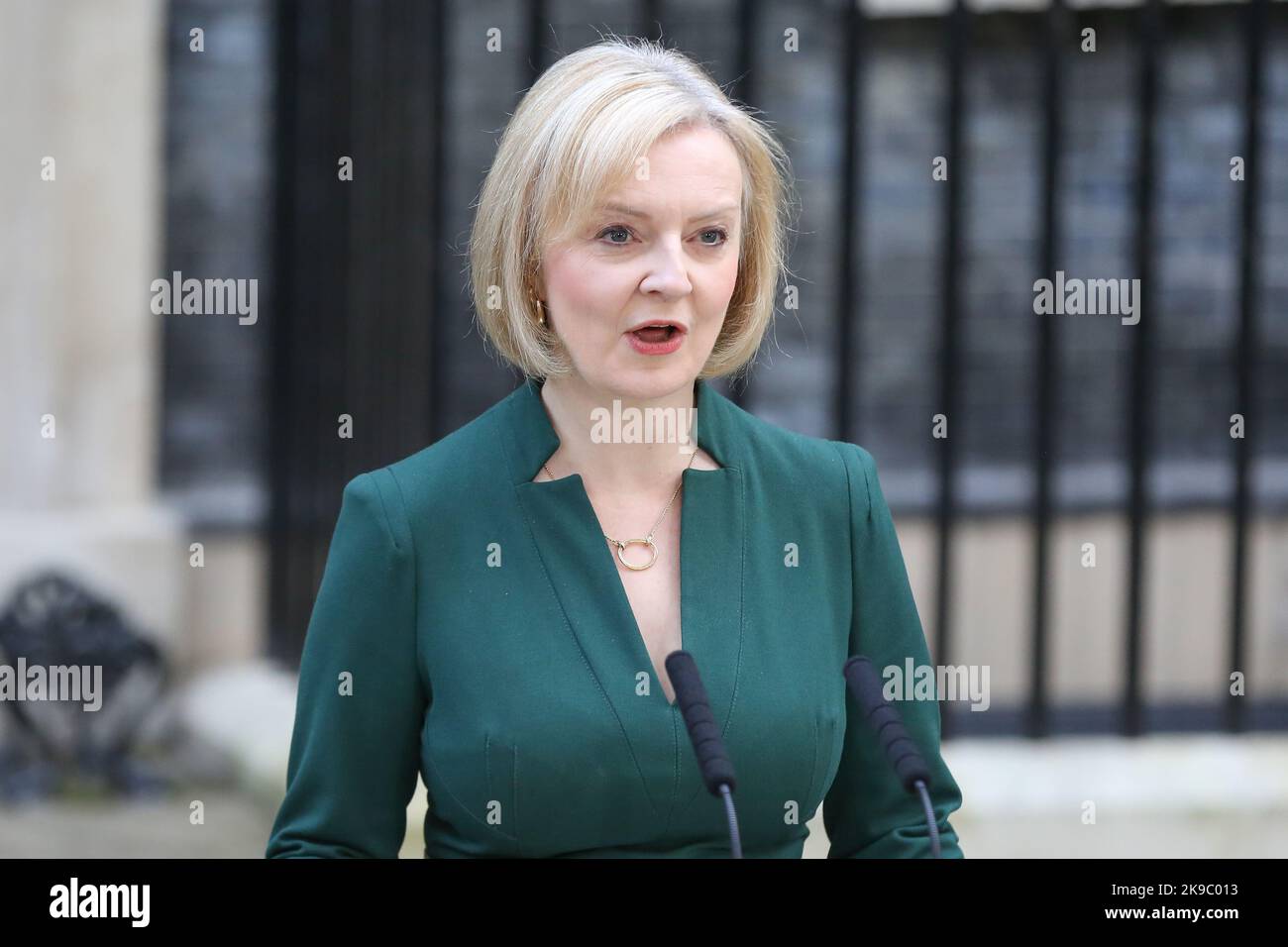 London, Großbritannien. 25. Oktober 2022. Die abteigte britische Premierministerin Liz Truss gibt ihre letzte Erklärung in der Downing Street vor nationalen und internationalen Medien ab. Der neue britische Premierminister Rishi Sunak wird nach einem Treffen mit König Charles im Buckingham Palace eine Erklärung abgeben. Rishi Sunak ist der erste nicht-weiße und der jüngste Premierminister. Kredit: SOPA Images Limited/Alamy Live Nachrichten Stockfoto