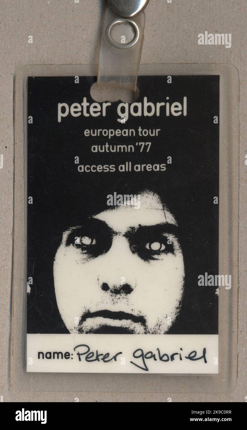 Laminat für Rockkonzerte, wie es von Straßenbesatzungen und Bandmitgliedern verwendet wird. Peter Gabriels Solo Tour Herbst 1977, Zugang zu allen Bereichen. Dies ist Peters persönlicher Tourpass, der mir am letzten Tag der Tour von seiner Frau überreicht wurde! Stockfoto