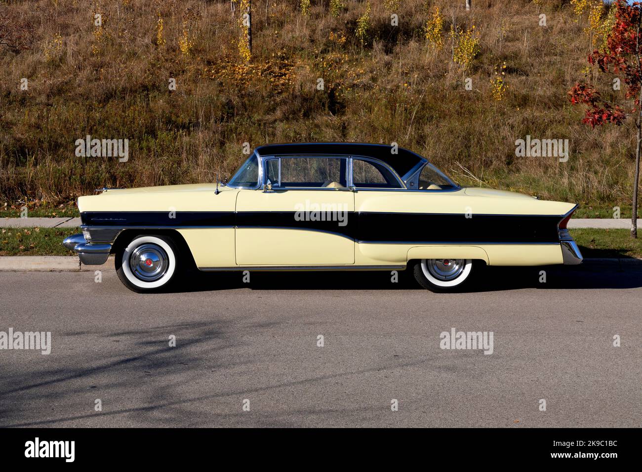 1956 Packard Clipper - Custom auf dem Bürgersteig. Stockfoto