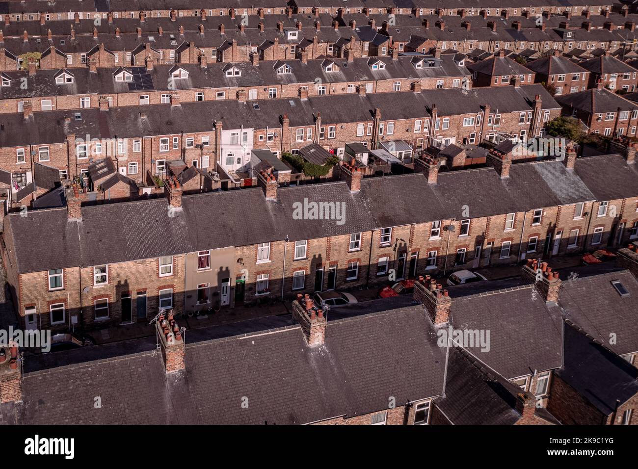 Luftaufnahme von alten Reihenhäusern auf Rücken-an-Rücken-Straßen in den Vororten einer großen britischen Stadt Stockfoto