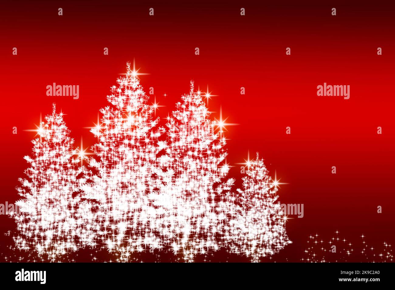 Weihnachtsbäume auf rotem Hintergrund mit anpassbarem Platz für Text. Kopieren Raum und Weihnachtsfeier Konzept. Stockfoto