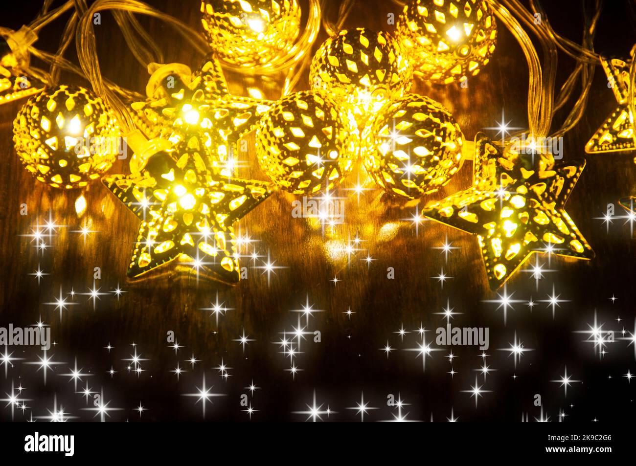 Weihnachtsdekoration - Goldene Kugeln und Sterne auf Holzhintergrund mit anpassbarem Platz für Text. Kopieren Raum und Weihnachtsfeier Konzept. Stockfoto