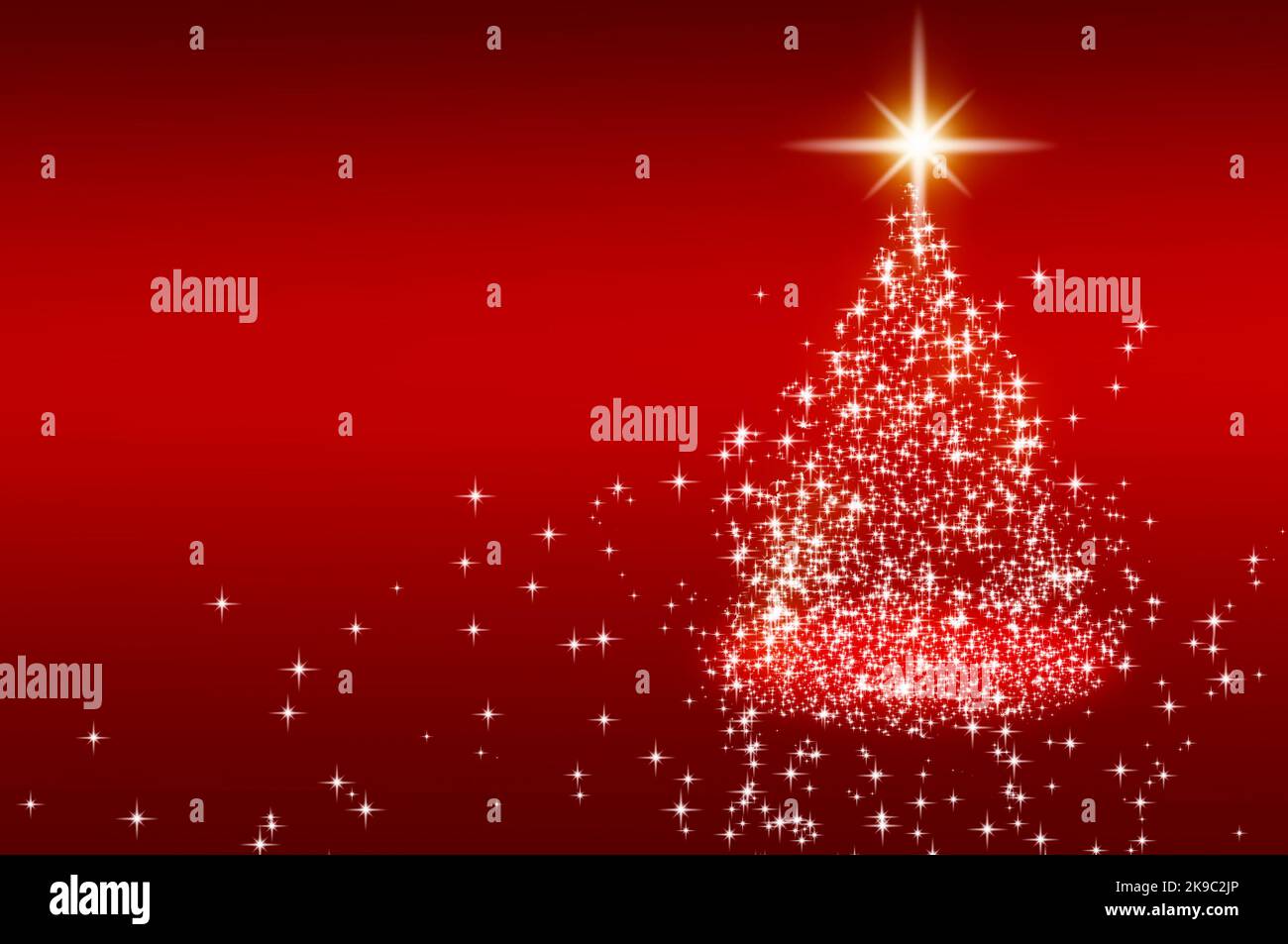 Leuchtende Sterne wie Kiefernbaum mit hell leuchtendem Stern auf rotem Hintergrund mit anpassbarem Platz für Text. Weihnachtsfeier Konzept. Stockfoto