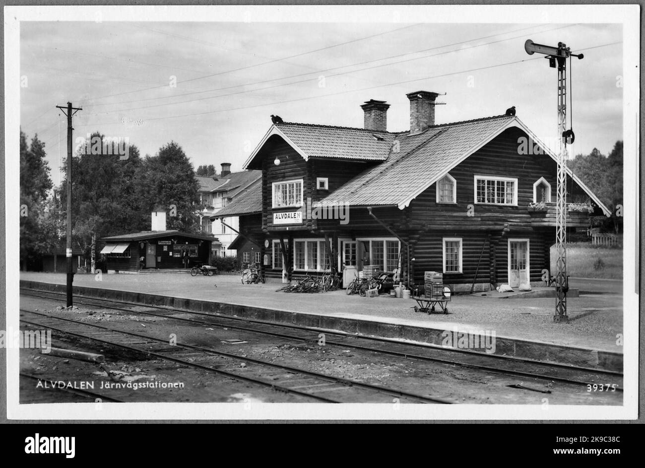 Älvdalen Station mit vielen Fahrrädern auf dem Bahnsteig. Stockfoto