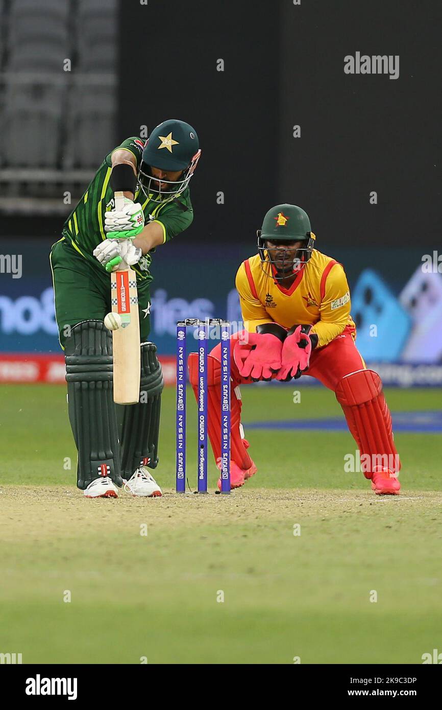 Perth Stadium, Perth, Australien. 27. Oktober 2022. T20 internationales Cricket Pakistan gegen Simbabwe; Shan Masood aus Pakistan spielt eine defensive Aufnahme Kredit: Action Plus Sports/Alamy Live News Stockfoto