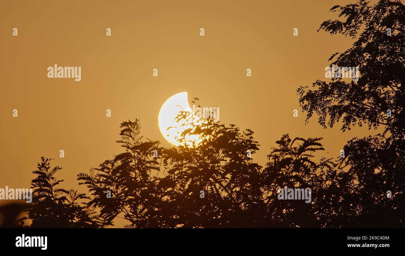 Solar Eclipse 2022 dramatische dystopische poetische launische astronomische Veranstaltung in Nahaufnahme von Teleaufnahmen Stockfoto