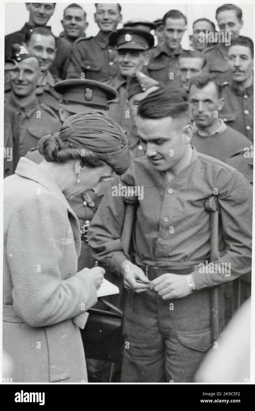 Die schwedische Kronprinzessin Louise schreibt Autogramme für britische Kriegsgefangene in Göteborg. Stockfoto