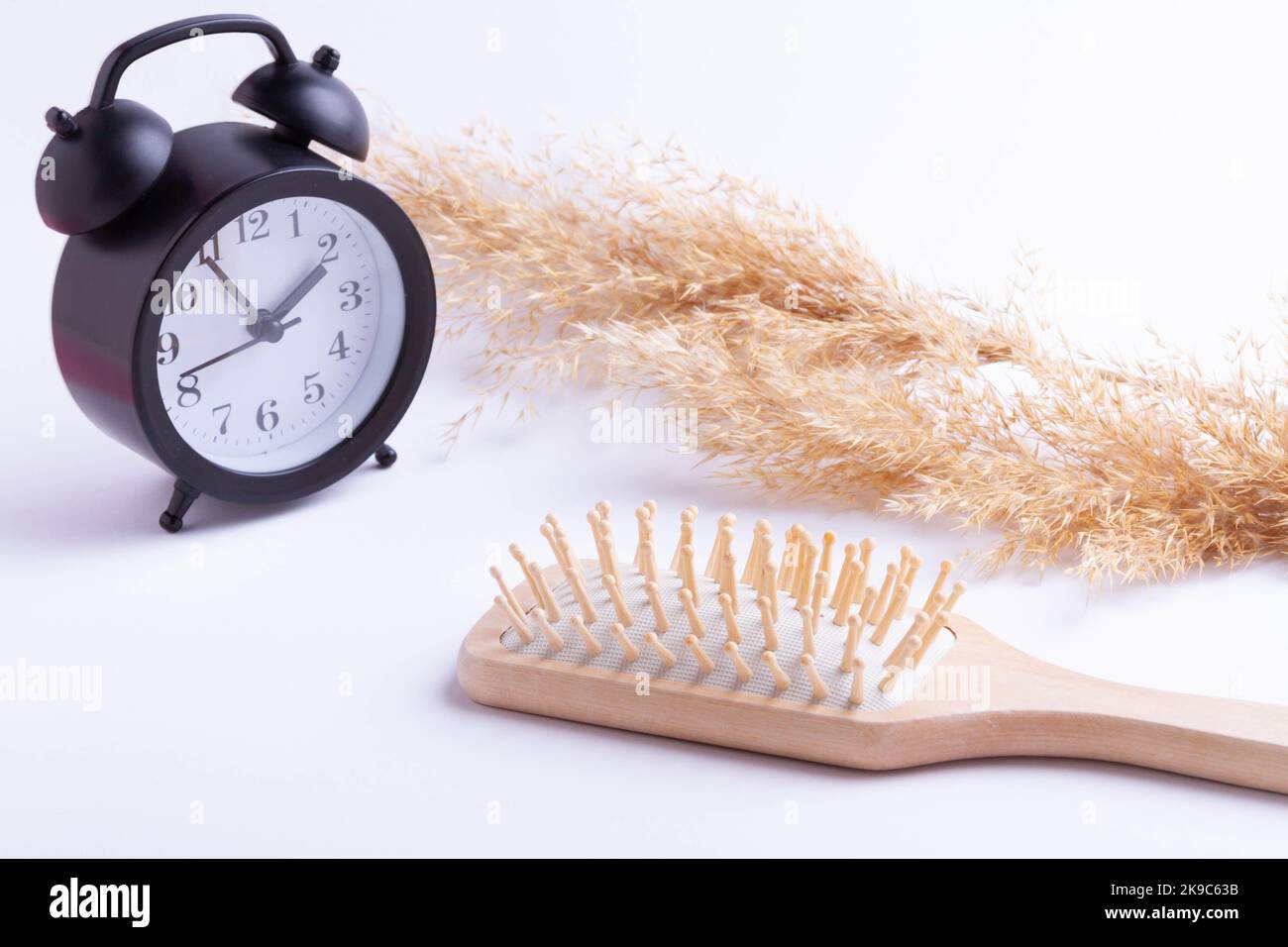 Zeit für Haarpflege. Stundenlange Einnahme von Vitaminen für langes Haar. Kämmen und beobachten. Schönheit und Gesundheit der Kopfhaare. Stockfoto