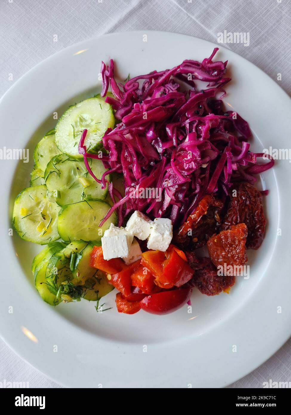 Frischer Salat mit Feta-Käse, Schuss von oben Stockfoto